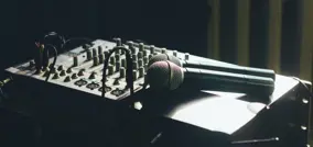 Mesa de som com microfone