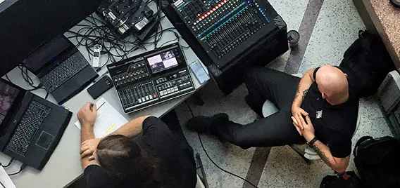 Dois jovens a trabalhar em mesas de mistura