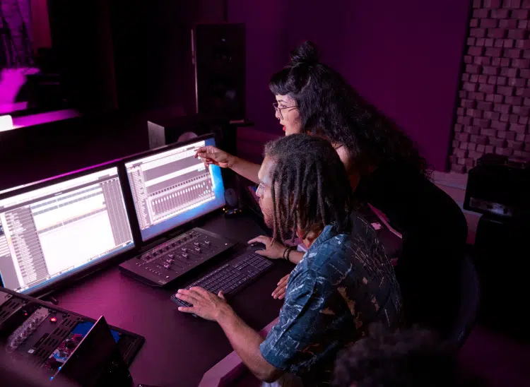 Como Criar a Primeira Faixa Original: Produtor Musical em estúdio