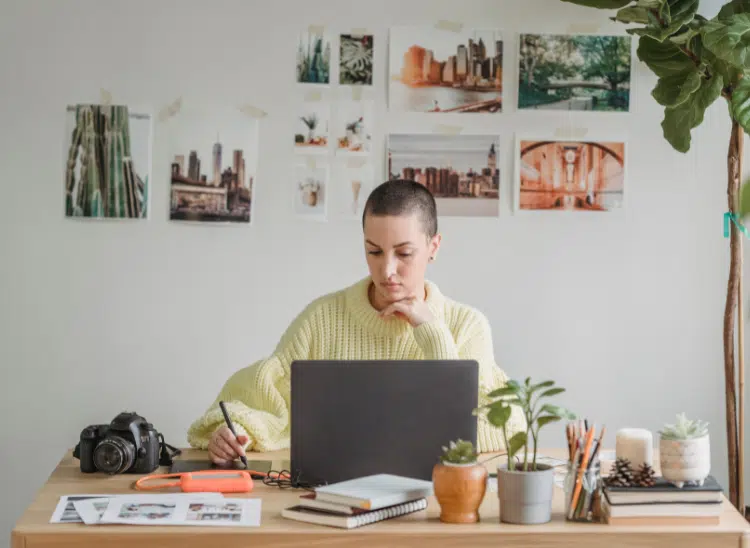 Design Gráfico: freelancer a trabalhar em secretária